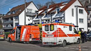 In dem Reiheneckhaus an der Ecke Obertürkheimer Straße/Lerchenbergstraße ist am Montag  eine Familie mit zwei kleinen Kindern ums Leben gekommen. Foto: SDMG