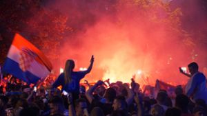 Bei der Feier der kroatischen Fans am Donnerstagabend auf der Theodor-Heuss-Straße in Stuttgart wurden wieder Pyrotechnik gezündet. Foto: Andreas Rosar