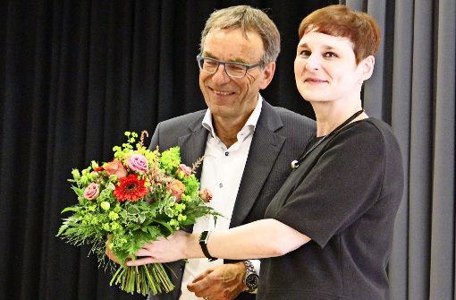 Werner Wölfle, damals noch Verwaltungsbürgermeister, führte Evelyn Weis Anfang Juli offiziell in ihr neues Amt ein. Foto: Archiv Corinna Pehar