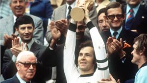 Franz Beckenbauer auf dem Fußball-Olymp: 1974 durfte er als Kapitän der deutschen Nationalmannschaft bei der Heim-WM den Pokal als erstes in die Luft stemmen. Foto: dpa/Hartmut Reeh