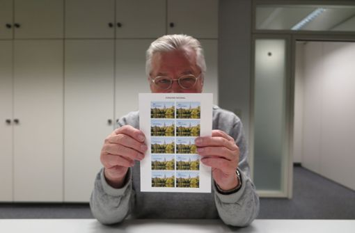 Siegfried Mistele mit einem Bogen, bei dem auf  vier Marken das  BW-Post-Zeichen fehlt Foto: Florian Gann