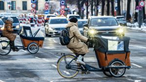 Frauen mit Lastenfahrrädern überqueren im Januar 2024 im Berufsverkehr die Prinzregentenstraße in München. Foto: Imago/Wolfgang Maria Weber