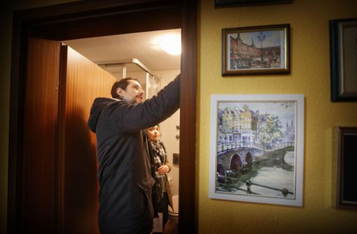 Der Makler Alexander Lehle zeigt einer Interessentin eine Wohnung in Waiblingen Foto: Gottfried Stoppel