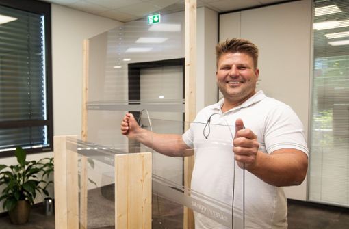 Der Maschinenbauer Florian Henzler hat flexibel auf die Krise reagiert und verkauft jetzt Schutzwände aus Plexiglas. Foto: Ines Rudel