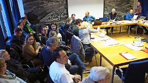 Hinter den Räten haben bei der Sitzung Bürger in zwei Reihen die Sitzung des Gemeinderats verfolgt und viele Fragen gestellt. Foto: Malte Klein
