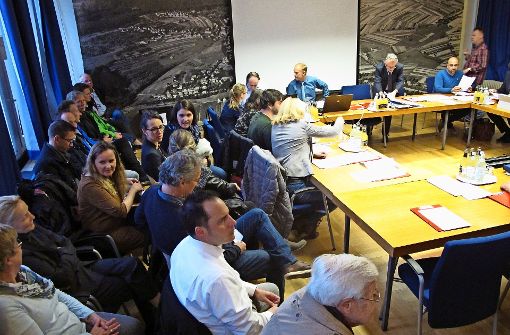 Hinter den Räten haben bei der Sitzung Bürger in zwei Reihen die Sitzung des Gemeinderats verfolgt und viele Fragen gestellt. Foto: Malte Klein