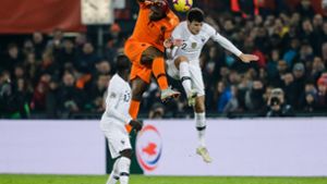 Der Niederländer Ryan Babel im Kopfballduell mit dem französischen VfB-Profi Benjamin Pavard. Das Nations-League-Spiel gewannen die Holländer mit 2:0. Foto: Getty