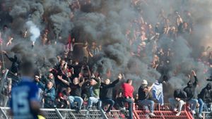 Die Anhänger des 1. FC Nürnberg nutzen die Partie beim Karlsruher SC zu schweren Ausschreitungen. Foto: dpa