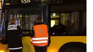 Auch SSB-Busse werden zum Einsatzort für die Polizei – hier in einem früheren Fall. Foto: 7aktuell/Jens Pusch