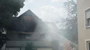 In Kirchheim/Teck bricht am Dienstag in einem Dachstuhl ein Feuer aus. Foto: SDMG/Woelfl