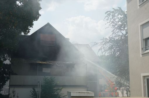 In Kirchheim/Teck bricht am Dienstag in einem Dachstuhl ein Feuer aus. Foto: SDMG/Woelfl