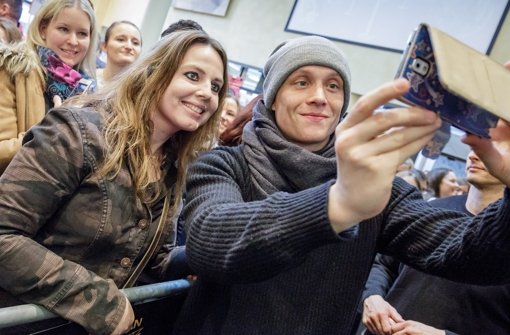 Matthias Schweighöfer beim Selfie-Shooting  mit seinen Fans Foto: Lichtgut/Jan Potente