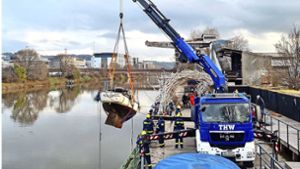 Der Lastwagen-Ladekran hat das Segelboot am Haken. Bis es soweit war, war allerdings einige Vorarbeit notwendig. Foto: THW Stuttgart