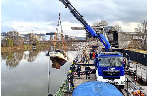 Der Lastwagen-Ladekran hat das Segelboot am Haken. Bis es soweit war, war allerdings einige Vorarbeit notwendig. Foto: THW Stuttgart