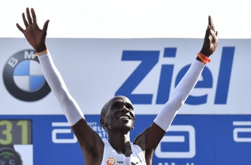 Eliud Kipchoge gewann in Weltrekord-Zeit den Berlin-Marathon. Foto: AFP