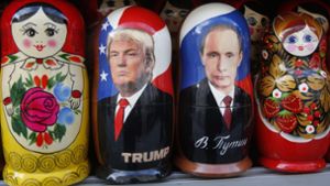 Die zwei mächtigsten Männer der Welt: US-Präsident Donald Trump und Russlands Präsident Wladimir Putin als traditionelle russische Matrjoschka-Puppen mit Porträts an einem Souvenier-Verkaufsstand in Sankt Petersburg (Russland). Foto: dpa