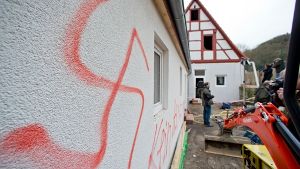 Ein Hakenkreuz ist an einer Hauswand in Vorra (Bayern) zu sehen. Hier sollten Asylbewerber einziehen. (Archivfoto vom 12. Dezember 2014.) Foto: dpa