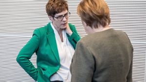 Reden, reden, reden: Wie  vor der Unionsfraktionssitzung am Dienstag sprechen sich Annegret Kramp-Karrenbauer und Angela Merkel  täglich ab, damit ihre Ämtertrennung funktioniert. Foto: dpa
