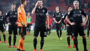 Enttäuscht nach einer völlig unnötigen Niederlage: Die Profis des VfB Stuttgart in Mainz Foto: Baumann