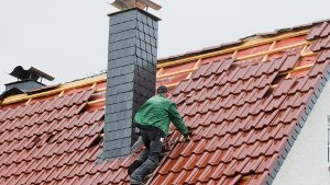 Hausbesitzer sorgen sich bei Sturm um ihre Dächer. Foto: dpa