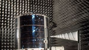 Azur –  der erste deutsche Forschungssatellit im Schall-Labor des Forschungsinstitutes in Ottobrunn bei München. Foto: Diener/dpa