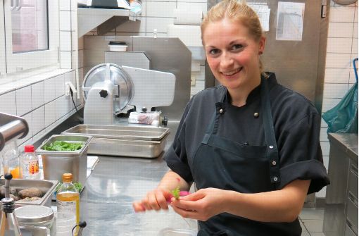 Vivien Volkmer an ihrem Arbeitsplatz in der Küche des Restaurants Pier 51 in Stuttgart-Degerloch Foto: Julia Bosch