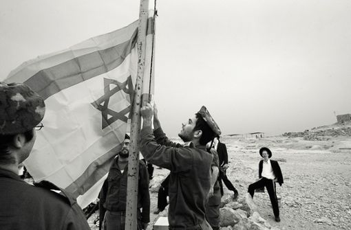Zeichen Gottes? Lauf der Geschichte? Israelische Soldaten befestigen die Flagge des Landes. Foto: AFP/Menahem Kahana