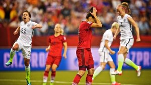 Celia Sasic (vorn) ärgert sich über die Niederlage im WM-Halbfinale gegen die USA. Foto: EPA
