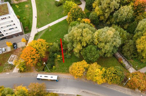 Die neue Brücke (rot) soll den Menschen einen 150-Meter-Umweg ersparen. Rechts, teils von den Bäumen verdeckt,  der gesperrte Überweg. Foto: Stefanie Schlecht/sts