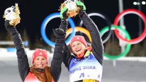 Victoria Carl (links) und Katharina Hennig holen überraschend die Goldmedaille im Teamsprint. Foto: dpa/Daniel Karmann