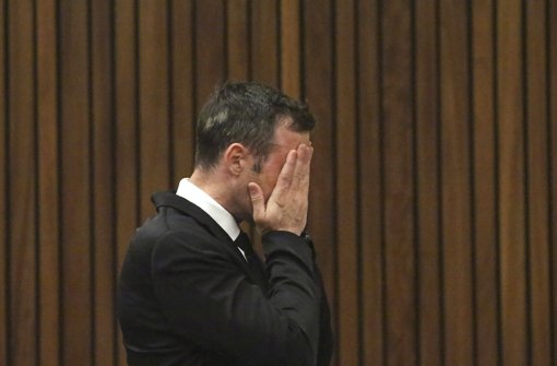 Oscar Pistorius bei der Anhörung am Dienstag. Bis zum 18. April darf der frühere Spitzensportler unter Auflagen auf freiem Fuß bleiben. Foto: AP