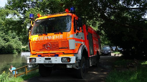 Die Feuerwehr muss am Freitagmittag das Wasser im Riedsee in Stuttgart-Möhringen umpumpen. (Archivfoto) Foto: www.7aktuell.de |