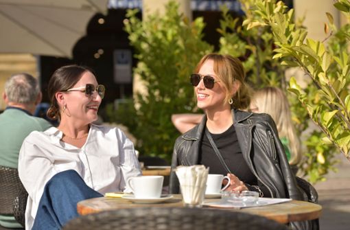 Kaffeepause in der Sonne statt Tee im beheizten Café – der Oktober hat die Stuttgarter mit Wärme verwöhnt. Foto: LICHTGUT/Max Kovalenko
