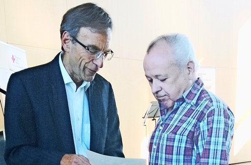 Bürgermeister Werner Wölfle (links) überreicht Jürgen Ebner die Urkunde. Foto: z