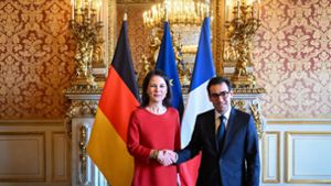 Bundesaußenministerin Annalena Baerbock und Frankreichs Außenminister Stephane Sejourne begrüßen sich vor ihrem Gespräch in Paris. Foto: Soeren Stache/dpa