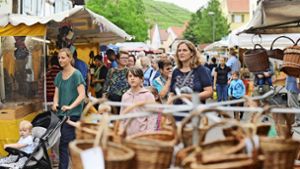 Rund 50 Händler sind zum Pfingstmarkt nach Mundelsheim gekommen. Foto: Werner Kuhnle