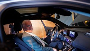 Der Ministerpräsident  im Cockpit der topmodernen E-Limousine  eines Stuttgarter Autobauers Foto: dpa/Carsten Koall
