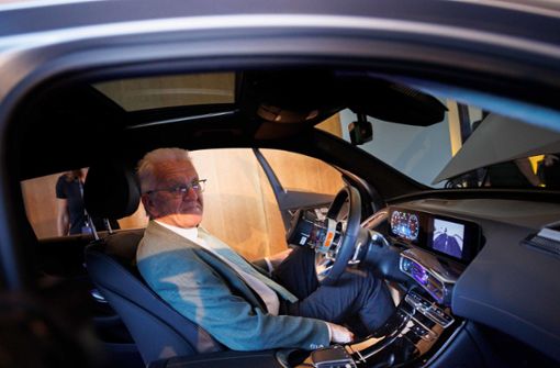 Der Ministerpräsident  im Cockpit der topmodernen E-Limousine  eines Stuttgarter Autobauers Foto: dpa/Carsten Koall