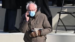 Fäustlinge und dicke Winterjacke: Senator Bernie Sanders hielt sich nicht mit Äußerlichkeiten auf. Foto: AFP/SAUL LOEB