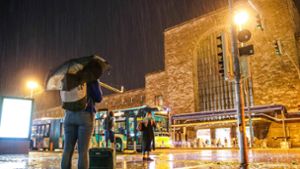 Strömender Regen am Hauptbahnhof  – bis die Ausmaße des Unwetters in Stuttgart beziffert werden können, dürfte es laut Polizei noch ein Weilchen dauern. Foto: 7aktuell.de/Kevin Lermer