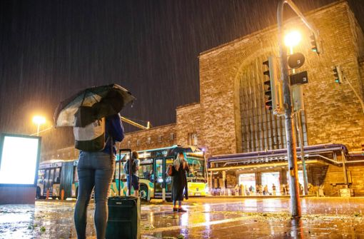 Strömender Regen am Hauptbahnhof  – bis die Ausmaße des Unwetters in Stuttgart beziffert werden können, dürfte es laut Polizei noch ein Weilchen dauern. Foto: 7aktuell.de/Kevin Lermer