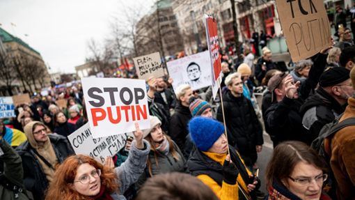 Menschen demonstrierten in Berlin nach dem Tod des Regimekritikers Nawalny gegen die russische Regierung. Foto: dpa/Fabian Sommer