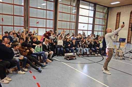 Die Schülerinnen und Schüler der Martinsschule kommen mit aufs Selfie des Ringers Frank Stäbler. Foto: Köppen
