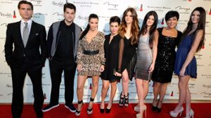 Die Kardashinas (v. li. n. re.):  Scott Disick, Robert Kardashian Jr., Kim Kardashian, Kourtney Kardashian, Khloe Kardashian, Kylie Jenner, Kris Jenner und Kendall Jenner. Foto: AFP