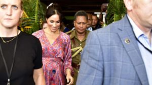 Besorgte Gesichter rund um Herzogin Meghan: Auf dem Markt in Suva auf den Fidschi-Inseln kam es zu einer brenzligen Situation. Foto: AFP/FIJIAN GOVERNMENT