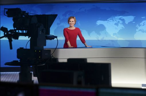 Caren Miosga moderiert die Tagesthemen. Foto: NDR/Thorsten Jander/Daniel Bockwoldt