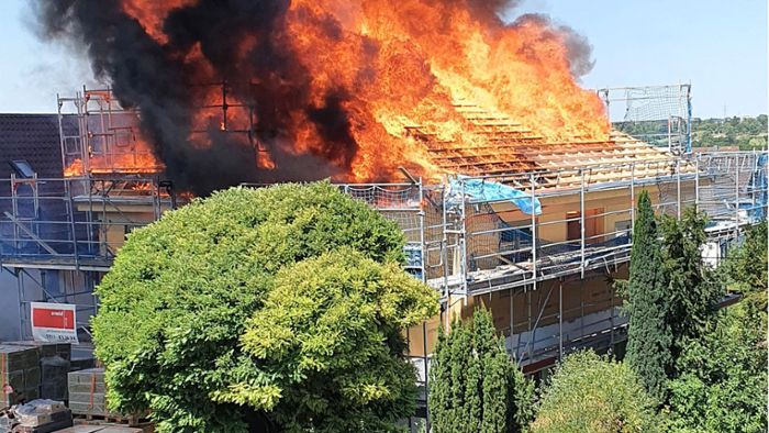 Dachstuhl fängt Feuer – Rohbau in Zuffenhausen zerstört