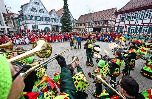 Auch das ist Tradition: Beim  Narrensturm bringt der Verein Titzo Leben und Farbe vor das  Ditzinger Rathaus. Foto: factum/Archiv