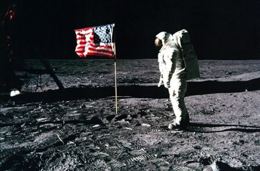 Apollo-11-Astronaut Edwin „Buzz“ Aldrin steht neben der US-Flagge auf dem Mond. Foto: dpa/Nasa