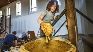 Auf die Konsistenz kommt es beim Arbeiten mit Lehm an.  Folke Köbberling weiß das, sie hat viel Erfahrung mit dem Hausbau. Foto: Ines Rudel